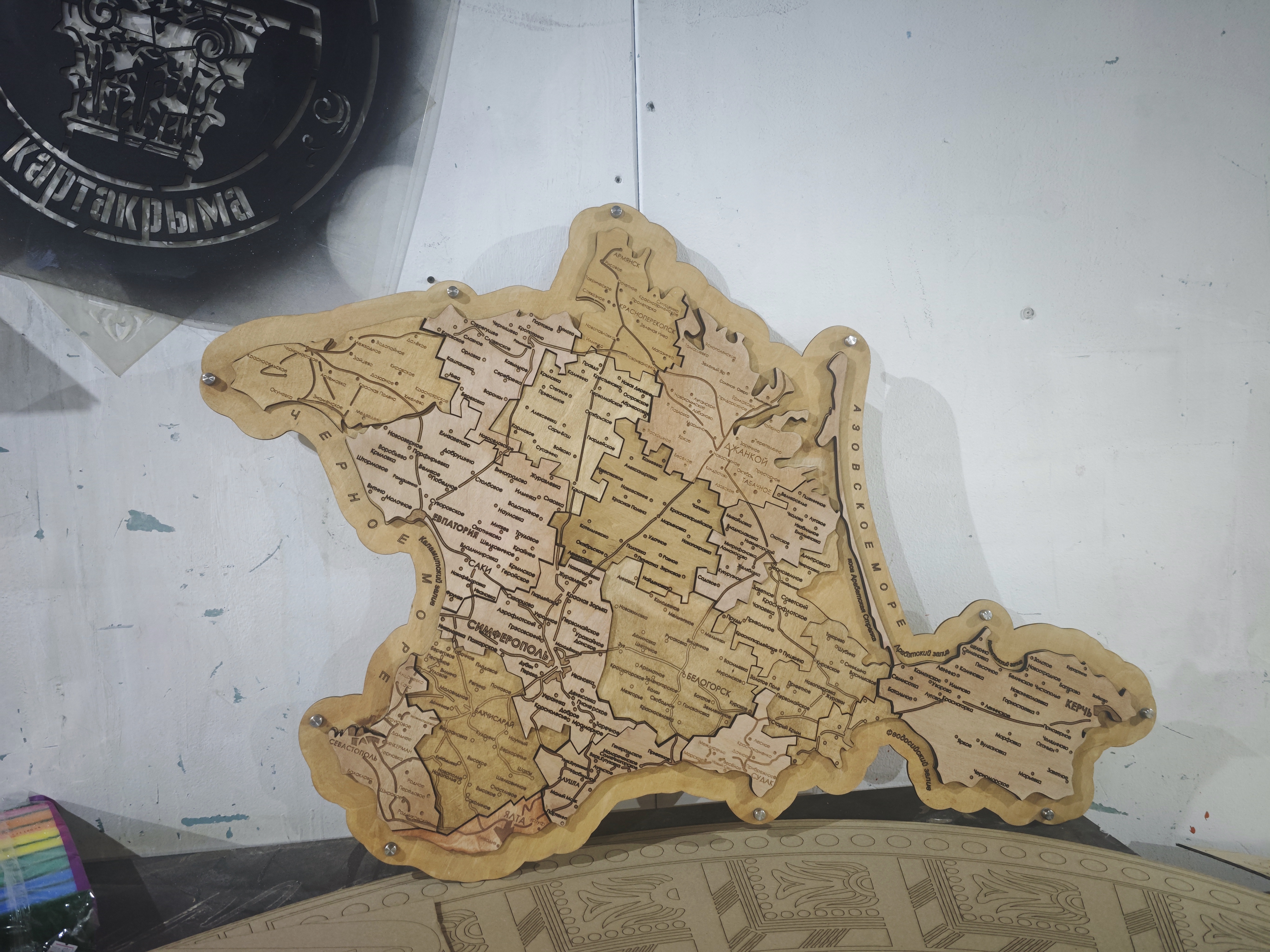 Карта Крыма из дерева